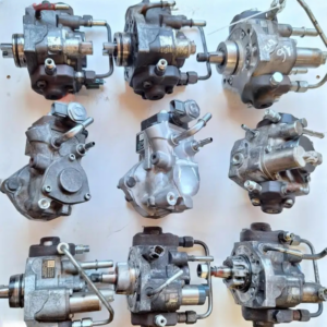 Zestaw używanych pomp wtryskowych na białym tle, widok z góry.